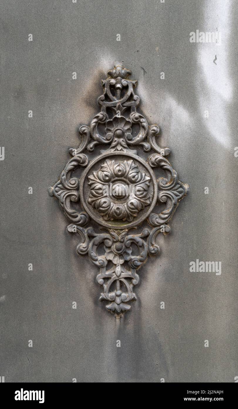 Nahaufnahme eines klassischen dekorativen Motivs auf einem Metallzaun eines luxuriösen Hauses Stockfoto
