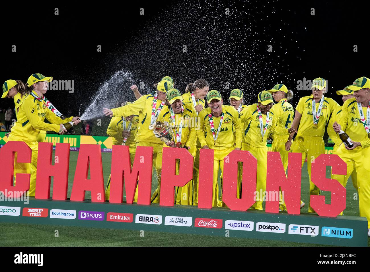 Australien feiert mit der Trophäe nach dem ICC Women's World Cup 2022 Final Match in Hagley Oval, Christchurch. Bilddatum: Sonntag, 3. April 2022. Stockfoto