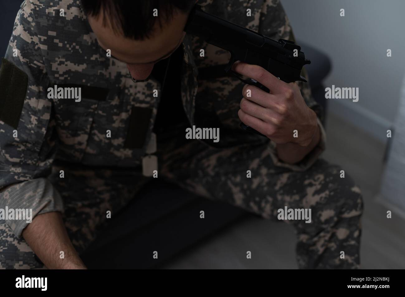 Militär mit Traurigkeit und mit einer Waffe Stockfoto