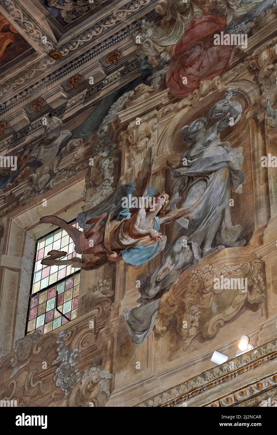 Detail der Perspektive eines Engels mit Fresken im linken Querschiff -Giacomo Filippi und Giuseppe Facchinetti - 1740 - Ferrara, Italien, Kirche des Hl. Stockfoto