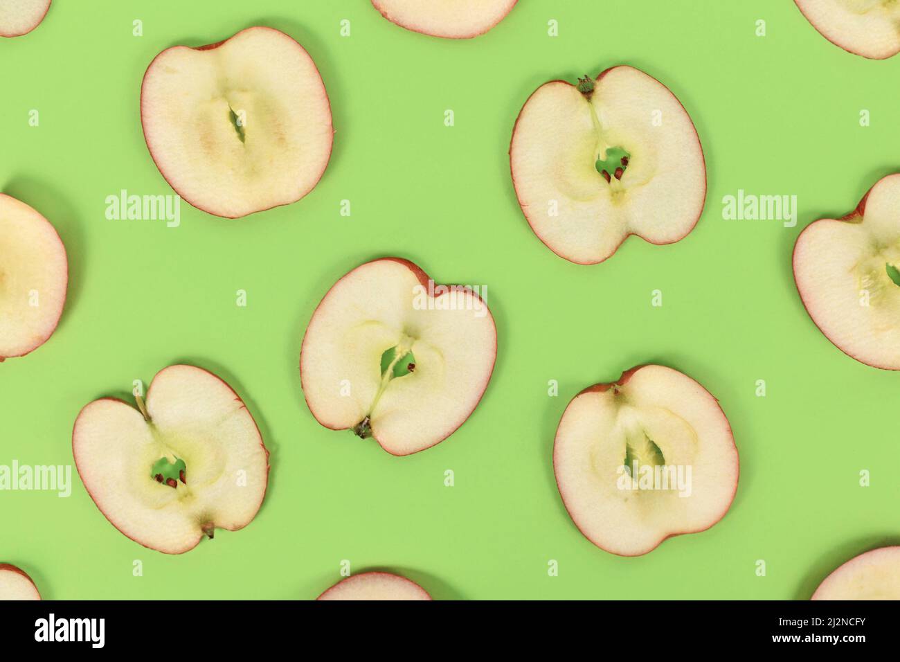 Draufsicht auf Apfelscheiben auf grünem Hintergrund Stockfoto