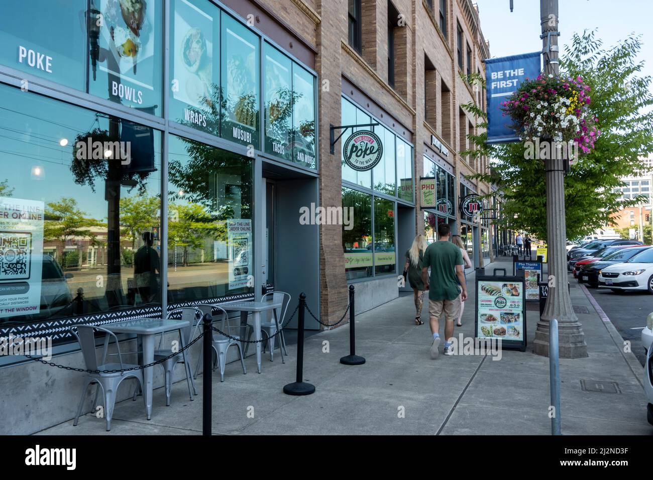 Tacoma, WA USA - ca. August 2021: Straßenansicht eines Sam Choy's Poke zum Max Restaurant in der Innenstadt von Tacoma. Stockfoto