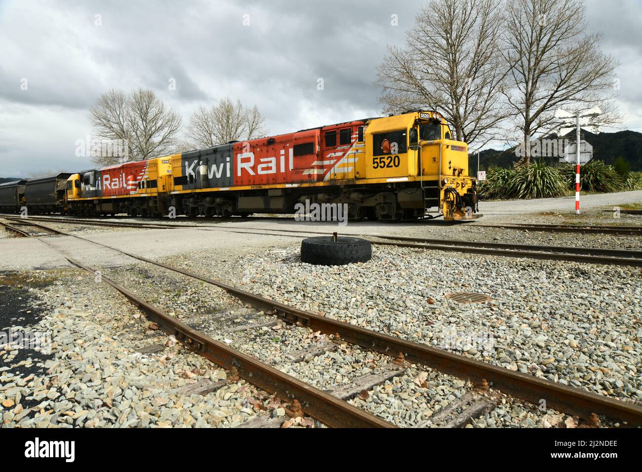 REEFTON, NEUSEELAND, 6. SEPTEMBER 2021: Ein Güterzug am Bahnhof Reefton, 6. September 2021. Stockfoto