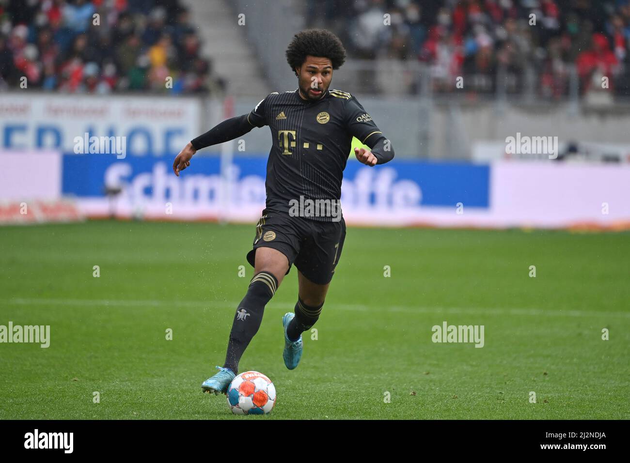 Freiburg, Deutschland. 02. April 2022. Serge GNABRY (FC Bayern München), Aktion, Einzelaktion, Einzelbild, Ausschnitt, Ganzkörperschuss, Ganzkörperfußball 1. Bundesliga-Saison 2021/2022, Spieltag 28, matchday28. SC Freiburg - FC Bayern München 1-4 am 2.. April 2022, Europa Park Stadion. Kredit: dpa/Alamy Live Nachrichten Stockfoto