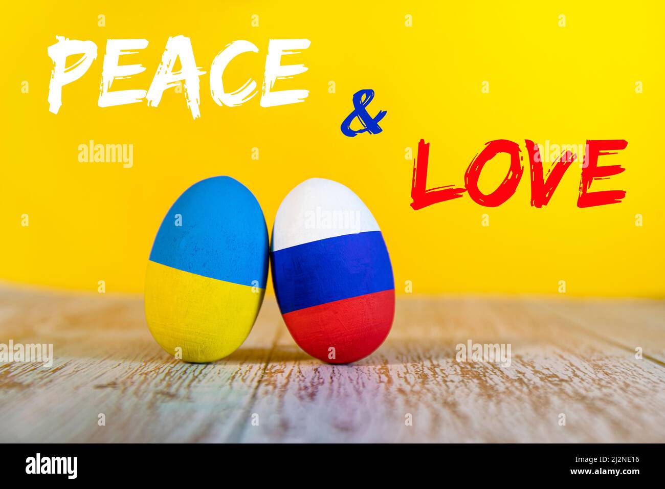 Hoffnung auf Frieden und Liebe zwischen Russland und der Ukraine. Frohe Ostern mit Eiern in den Farben der Flaggen der Ukraine und Russlands verziert. Frieden und Liebe. Stockfoto