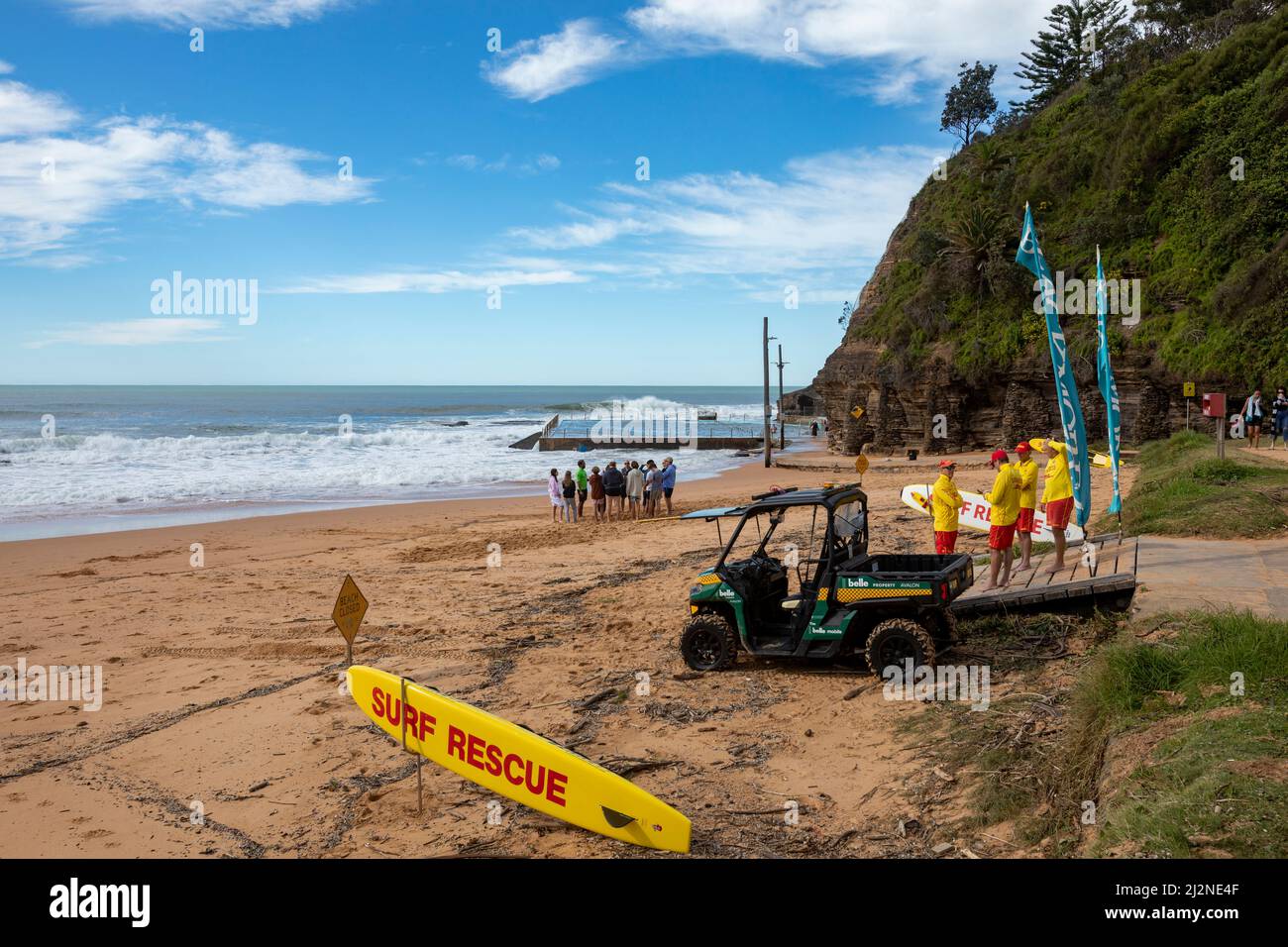 Freiwillige Surfrescue patrouillieren an einem Herbsttag am Bilgola Beach in Sydney, Australien Stockfoto