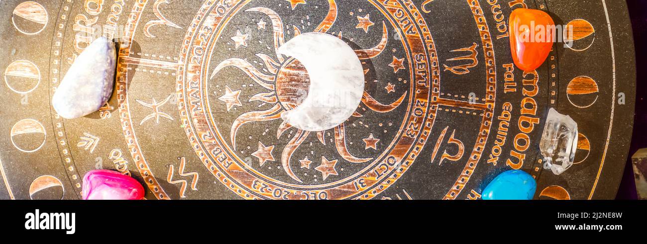 Heilende Kristalle auf braunem Hintergrund Stockfoto