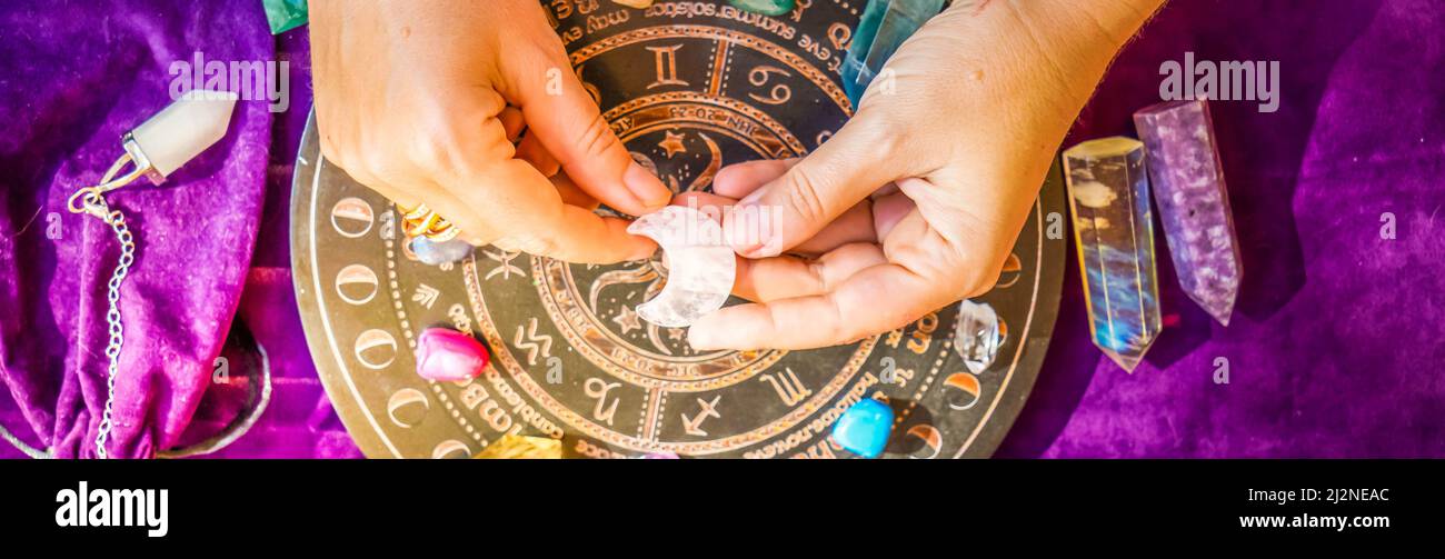 Draufsicht auf Astrologen-Hände Stockfoto