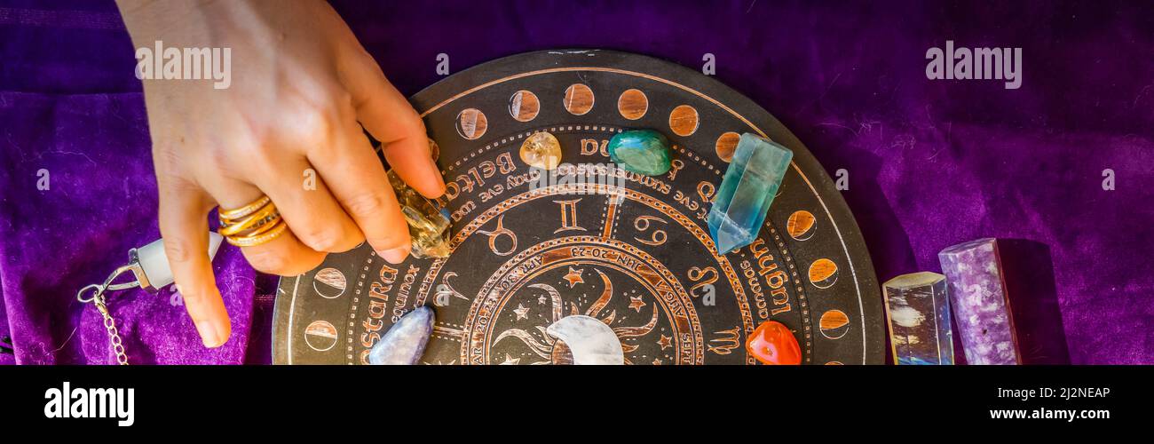Draufsicht auf Astrologen-Hände Stockfoto
