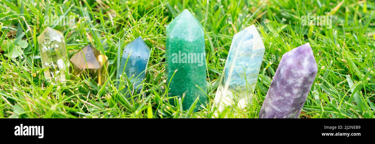 Heilende Kristalle auf braunem Hintergrund Stockfoto