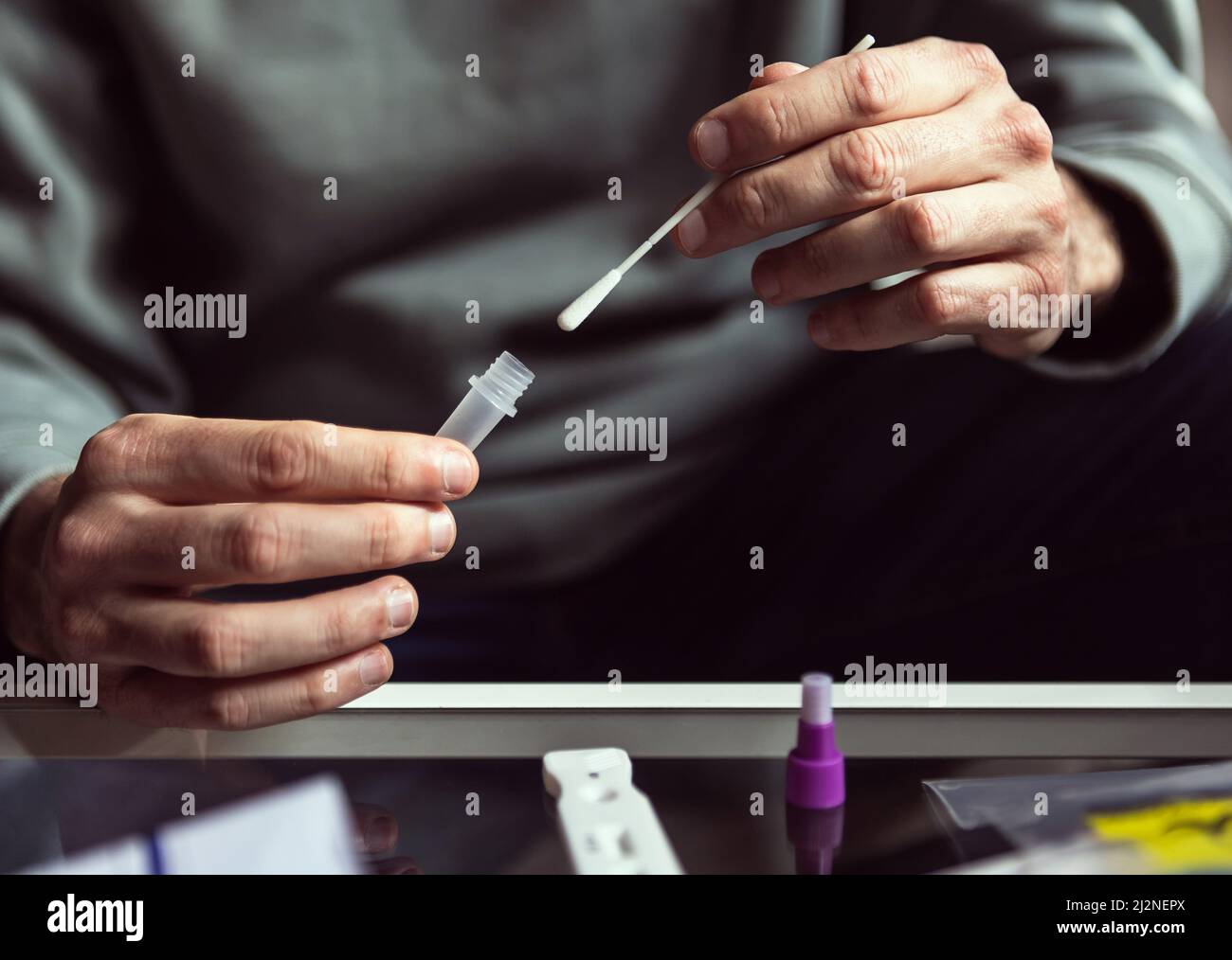 Junger Mann macht Selbsttest zu Hause Stockfoto