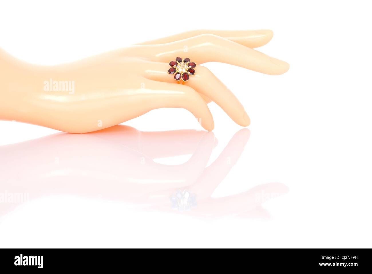 Granat mit weißem Topas Schmuck oder Edelsteine Ring auf Kunststoff-Schaufensterpuppe weibliche Hand. Kollektion von natürlichen Edelsteinen Accessoires. Studioaufnahme Stockfoto