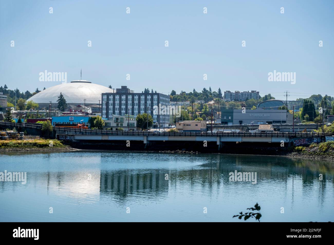 Tacoma, WA USA - ca. August 2021: Blick auf den Tacoma Dome im Hintergrund der Ferne über den Hafen. Stockfoto