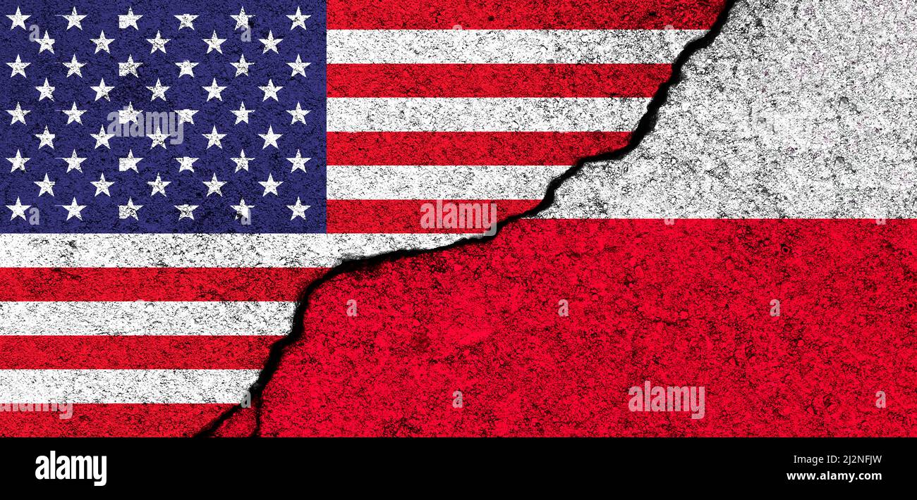 USA und Polen. Flaggen auf rissiger Betonwand gemalt. Usa, Amerika. Partnerschaft, Beziehungen und Konfliktkonzept. Hintergrund des Banners Stockfoto
