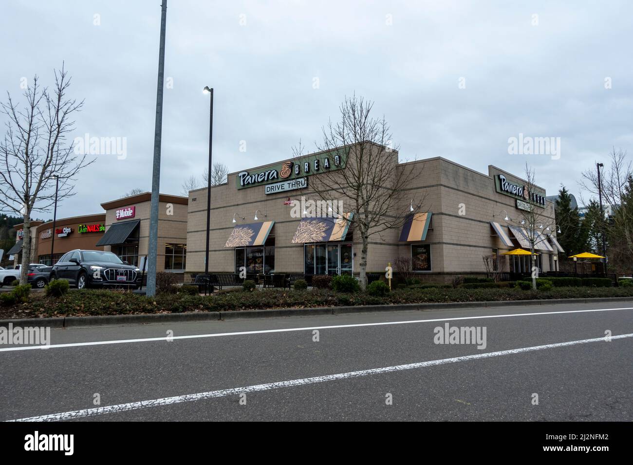 Lynnwood, WA USA - ca. Februar 2022: Abgewinkelte Ansicht einer Panera-Brotbäckerei im Stadtzentrum. Stockfoto