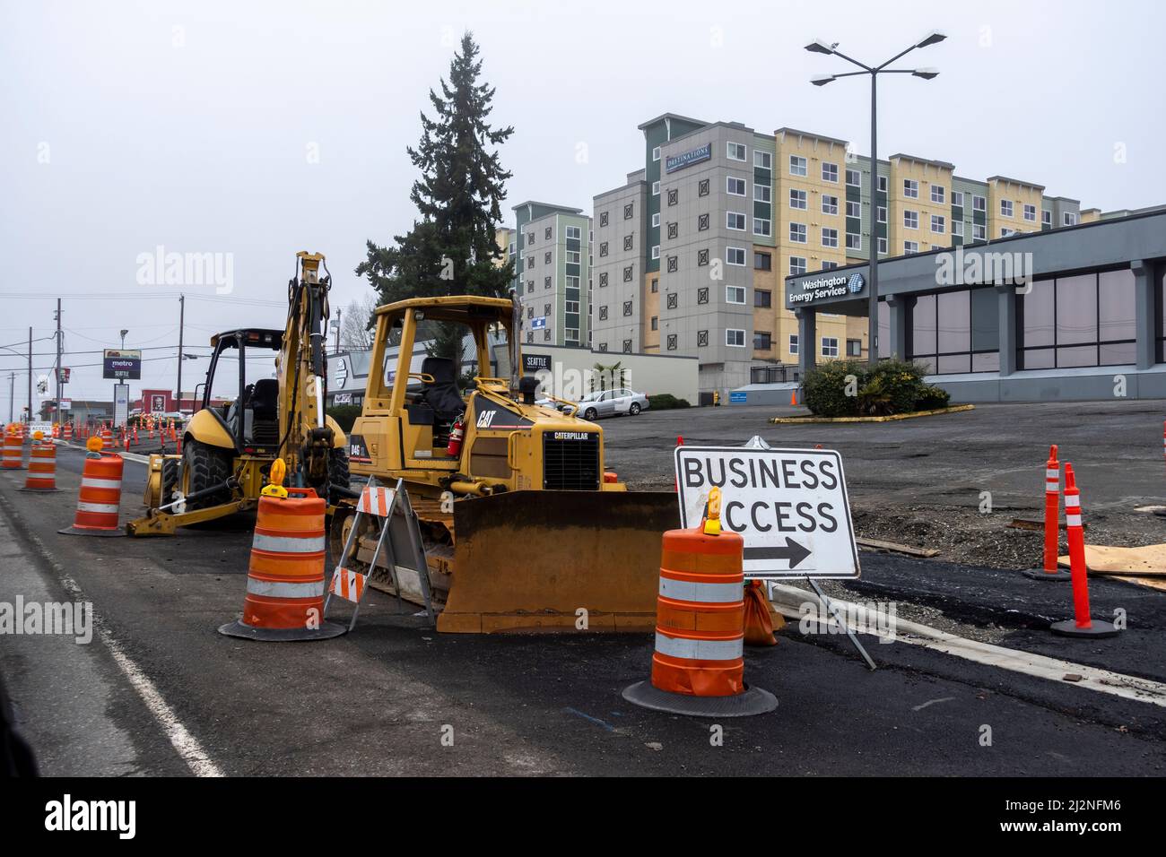 Lynnwood, WA USA - ca. Februar 2022: Blick auf einen Bau-Bulldozer im Herzen der Innenstadt, der den Weg für die Erweiterung der Lighttrail freimacht. Stockfoto