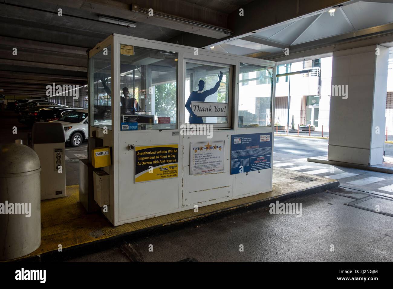 Tacoma, WA USA - ca. August 2021: Abgewinkelte Ansicht einer Parkgarage-Bezahlstelle in der Innenstadt. Stockfoto