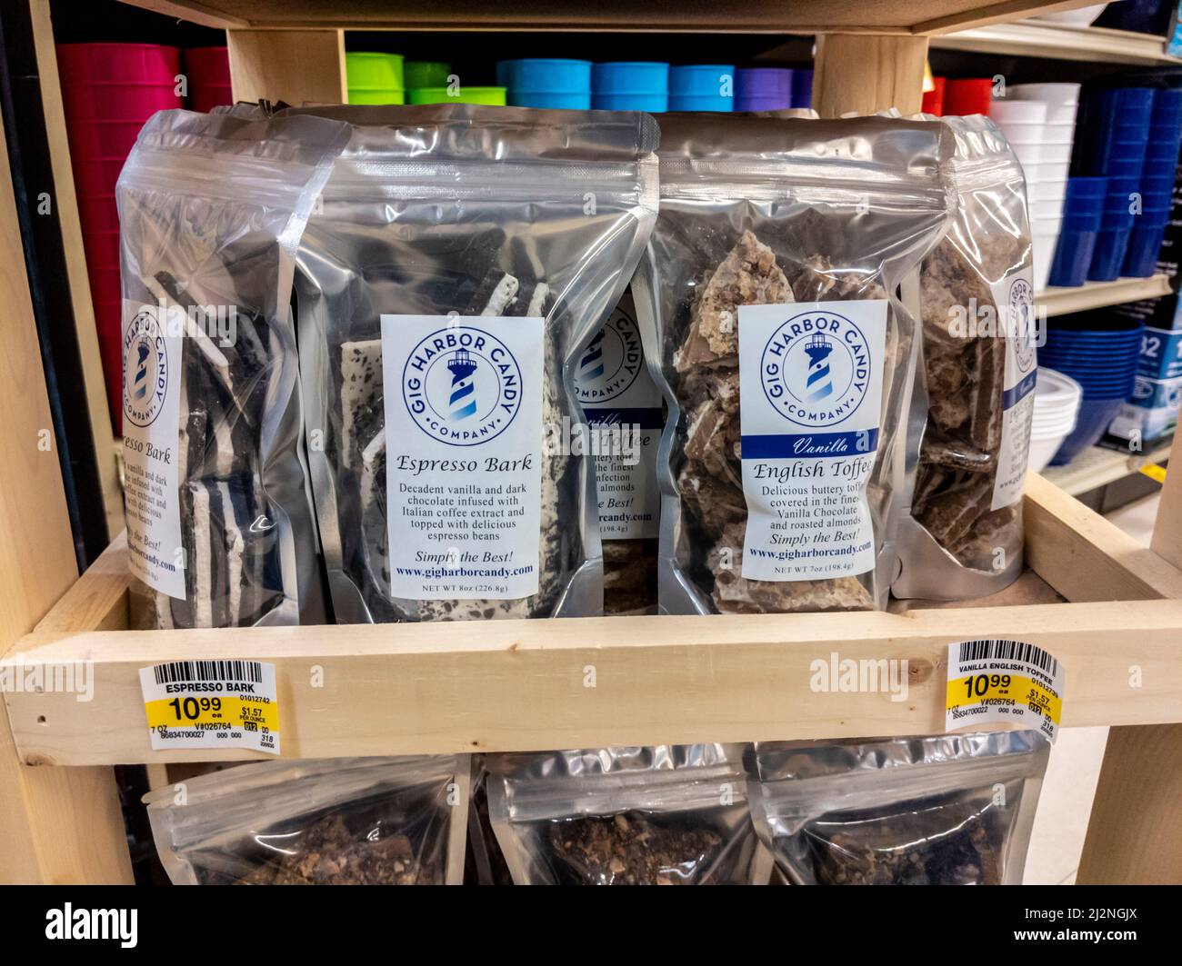 Kirkland, WA USA - ca. April 2021: Nahaufnahme einer Ausstellung von Gig Harbor Süßigkeiten und Pralinen in einem Safeway Supermarkt. Stockfoto