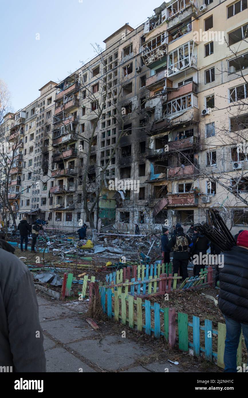 Kiew, Ukraine - 14. März 2022: Zerstörung eines Wohnhauses in Kiew, Ukraine. Das Ergebnis des Krieges zwischen Russland und der Ukraine Stockfoto
