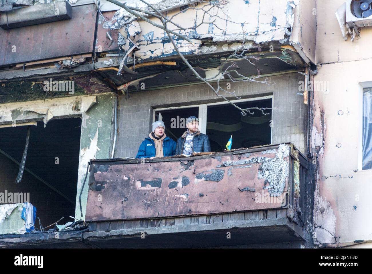Kiew, Ukraine - 14. März 2022: Zerstörung eines Wohnhauses in Kiew, Ukraine. Das Ergebnis des Krieges zwischen Russland und der Ukraine Stockfoto