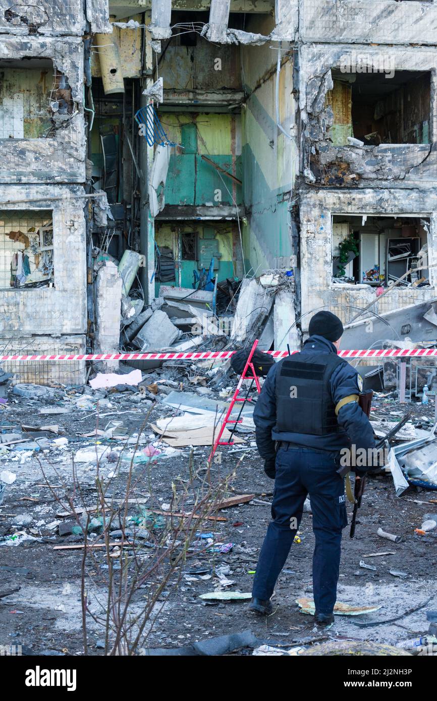Kiew, Ukraine - 14. März 2022: Zerstörung eines Wohnhauses in Kiew, Ukraine. Das Ergebnis des Krieges zwischen Russland und der Ukraine Stockfoto