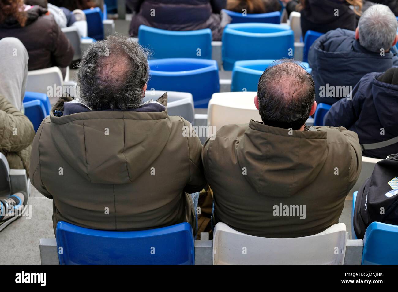 Zwei Männer mit dünnen Haaren sehen sich ein Fußballspiel an Stockfoto