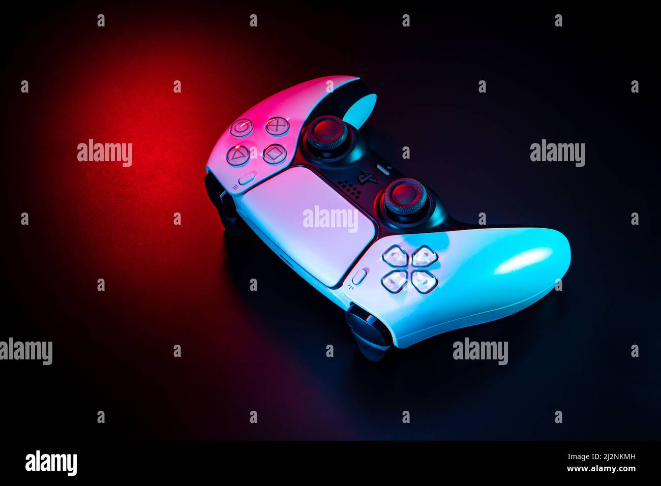 3. Dezember 2020, Odessa, Ukraine. Weiße neue PlayStation 5 Gamepad Dualsense auf einem dunklen Hintergrund. Cybersport Poster Konzept. Stockfoto