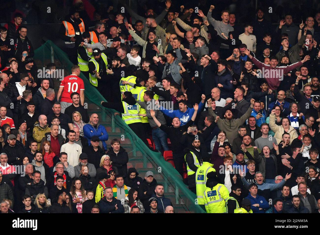 Die Fans von Leicester City reagieren während des Spiels in der Premier League in Old Trafford, Greater Manchester, Großbritannien, auf die Fans von Manchester United. Bilddatum: Samstag, 2. April 2022. Bildnachweis sollte lauten: Anthony Devlin Stockfoto