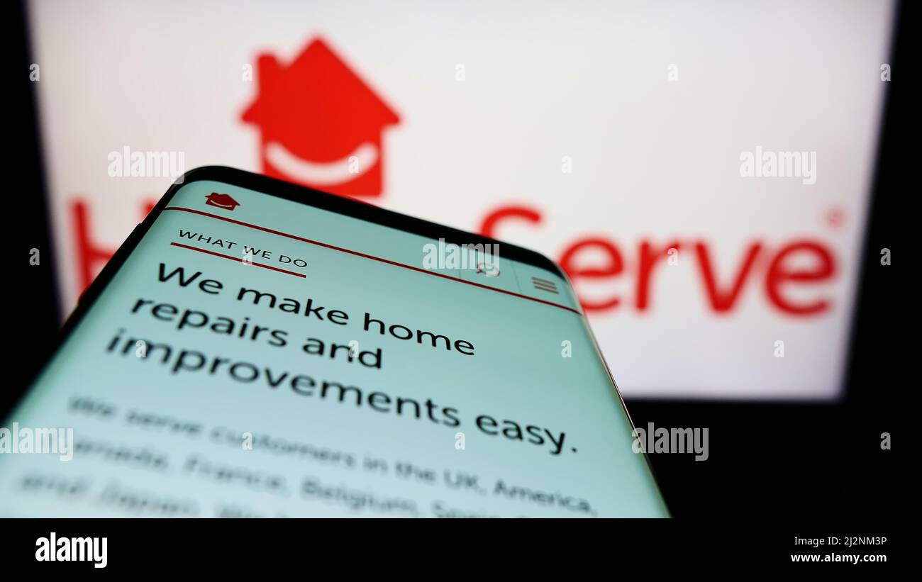 Mobiltelefon mit Website der britischen Reparaturfirma HomeServe plc auf dem Bildschirm vor dem Firmenlogo. Konzentrieren Sie sich auf die obere linke Seite des Telefondisplays. Stockfoto