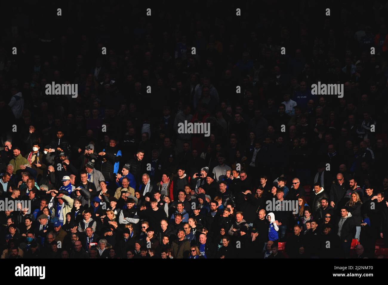 Leicester City-Fans bei strahlendem Sonnenschein während des Premier League-Spiels in Old Trafford, Greater Manchester, Großbritannien. Bilddatum: Samstag, 2. April 2022. Bildnachweis sollte lauten: Anthony Devlin Stockfoto