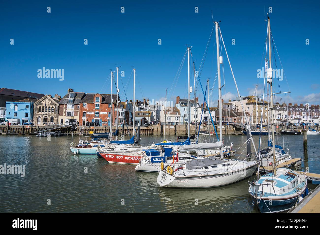 Farbenfrohe Szenen entlang des Hafens von Weymouth mit verschiedenen Schiffen und kleinen Booten Stockfoto