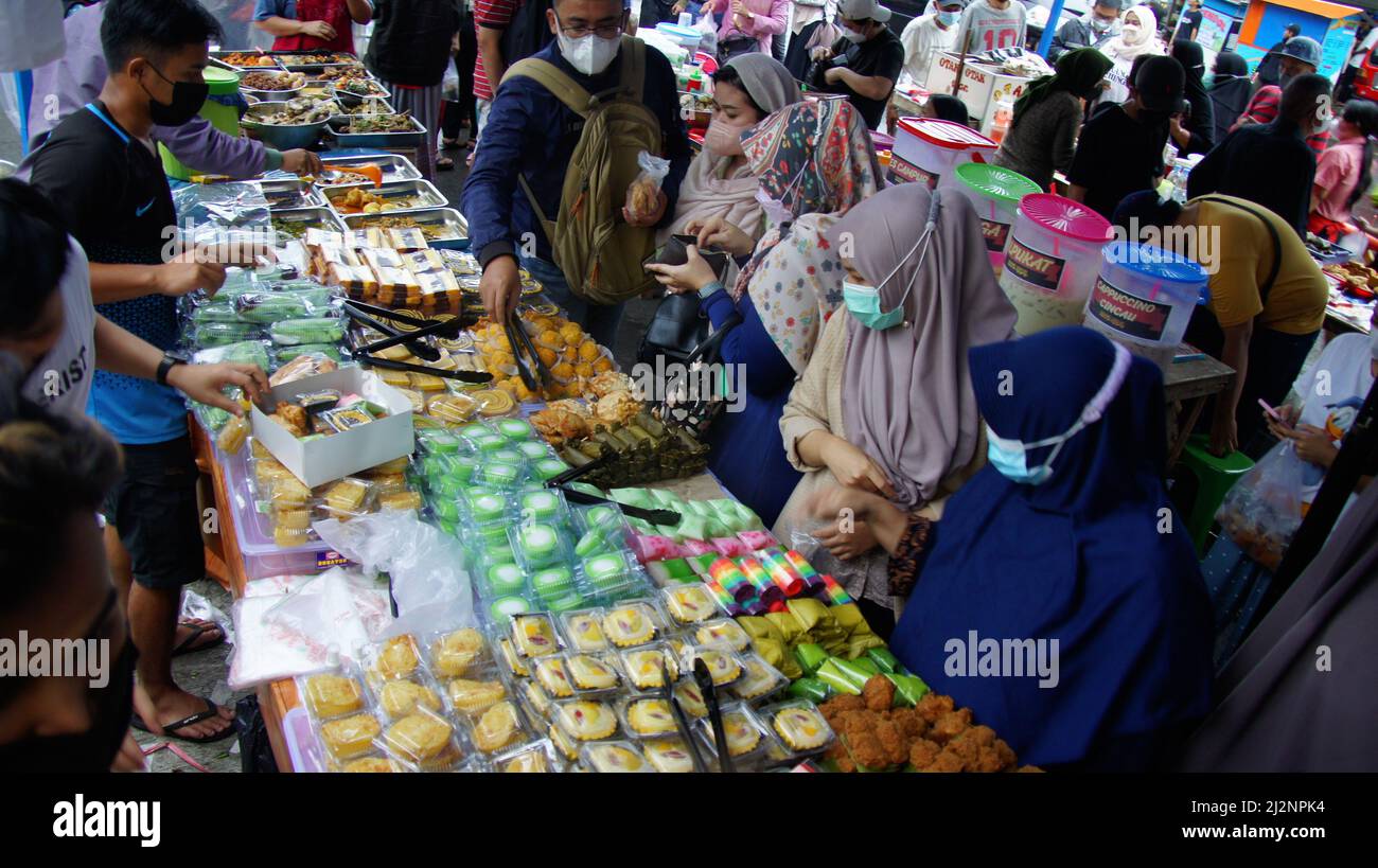 3. April 2022, jakarta, jakarta, Indonesien: Ramadhan Bazaar, der sich in der Bendungan Hilir-Gegend im Zentrum von Jakarta befindet. Verkauf verschiedener Arten von Speisen und Getränken, um das Fasten für Muslime zu brechen, die fasten. Der Ramadhan-Basar ist von mittags bis nachmittags vor der Zeit des Fastenbrechens geöffnet und findet im Monat Ramadhan statt (Bildquelle: © Denny Pohan/ZUMA Press Wire) Stockfoto