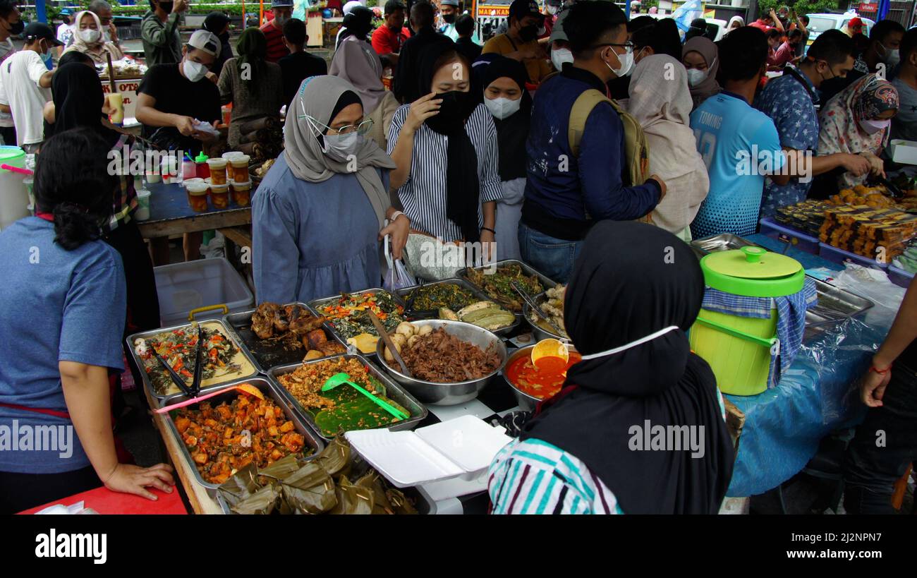 3. April 2022, jakarta, jakarta, Indonesien: Ramadhan Bazaar, der sich in der Bendungan Hilir-Gegend im Zentrum von Jakarta befindet. Verkauf verschiedener Arten von Speisen und Getränken, um das Fasten für Muslime zu brechen, die fasten. Der Ramadhan-Basar ist von mittags bis nachmittags vor der Zeit des Fastenbrechens geöffnet und findet im Monat Ramadhan statt (Bildquelle: © Denny Pohan/ZUMA Press Wire) Stockfoto