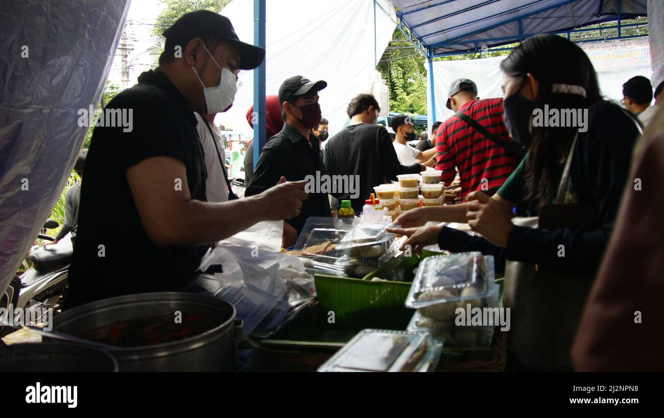 3. April 2022, jakarta, jakarta, Indonesien: Ramadhan Bazaar, der sich in der Bendungan Hilir-Gegend im Zentrum von Jakarta befindet. Verkauf verschiedener Arten von Speisen und Getränken, um das Fasten für Muslime zu brechen, die fasten. Der Ramadhan-Basar ist von mittags bis nachmittags vor der Zeit des Fastenbrechens geöffnet und findet im Monat Ramadhan statt (Bildquelle: © Denny Pohan/ZUMA Press Wire) Stockfoto