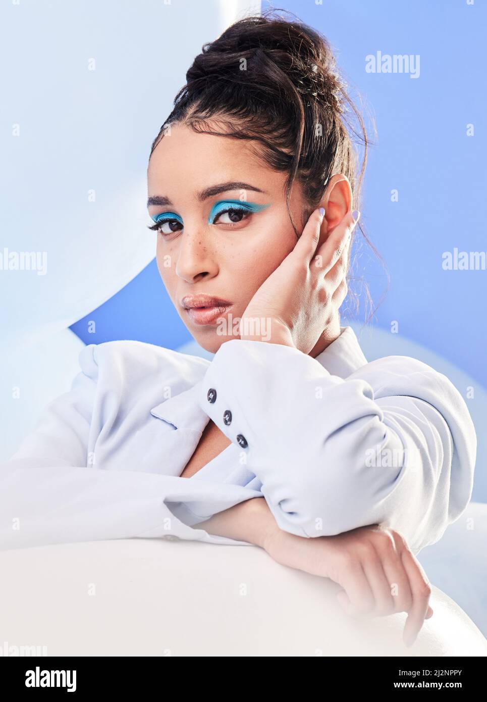 Keine Reaktion ist immer noch eine Reaktion. Studioaufnahme einer attraktiven jungen Frau, die mit Luftballons vor blauem Hintergrund posiert. Stockfoto