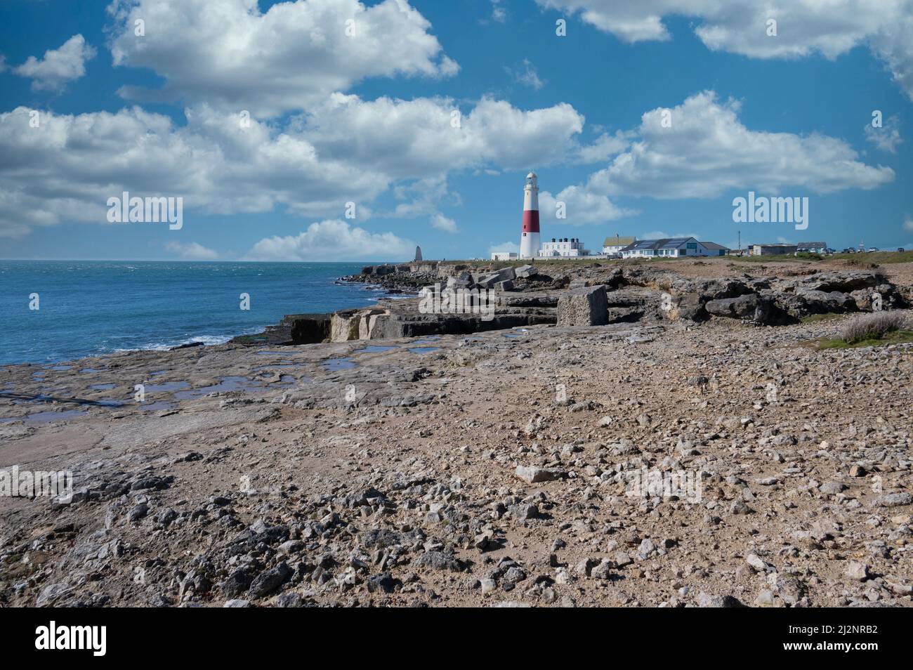 Der Leuchtturm Portland Bill ist 43meters hoch und liegt auf der Isle of Portland in der Nähe des Küstenortes Weymouth im Westen von Dorset, der 1906 zum ersten Mal angezündet wurde Stockfoto