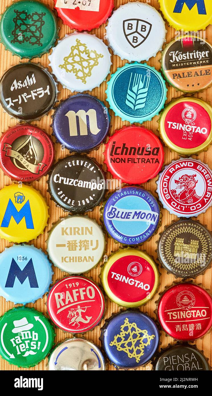 Deckel für Bierflaschen. Auswahl an verschiedenen Weltmarken. Stockfoto