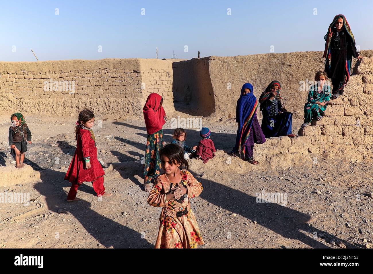 Afghanische Mädchen werden wegen Armut in Afghanistan im Sheidaee Camp in der Nähe von Herat, Afghanistan, verkauft. Stockfoto