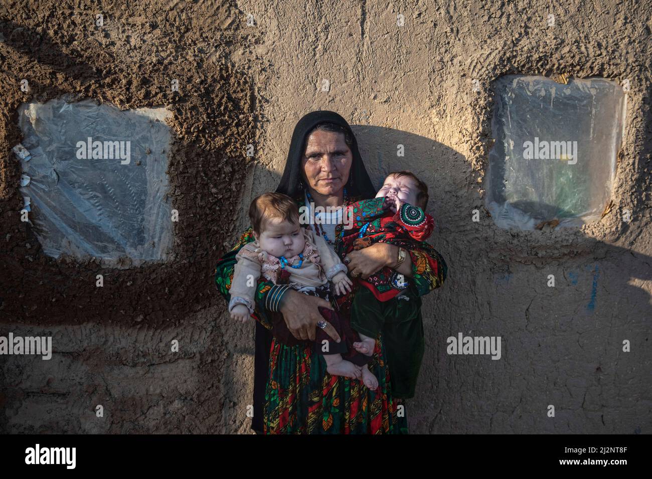 Afghanische Mädchen werden wegen Armut in Afghanistan im Sheidaee Camp in der Nähe von Herat, Afghanistan, verkauft. Stockfoto