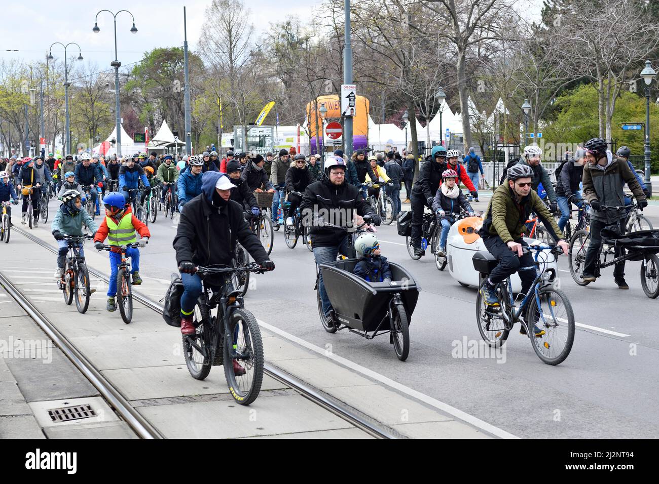 Wien, Österreich. 3. April 2022. 11. Radsportparade auf der Wiener Ringstraße. Quelle: Franz Perc/Alamy Live News Stockfoto