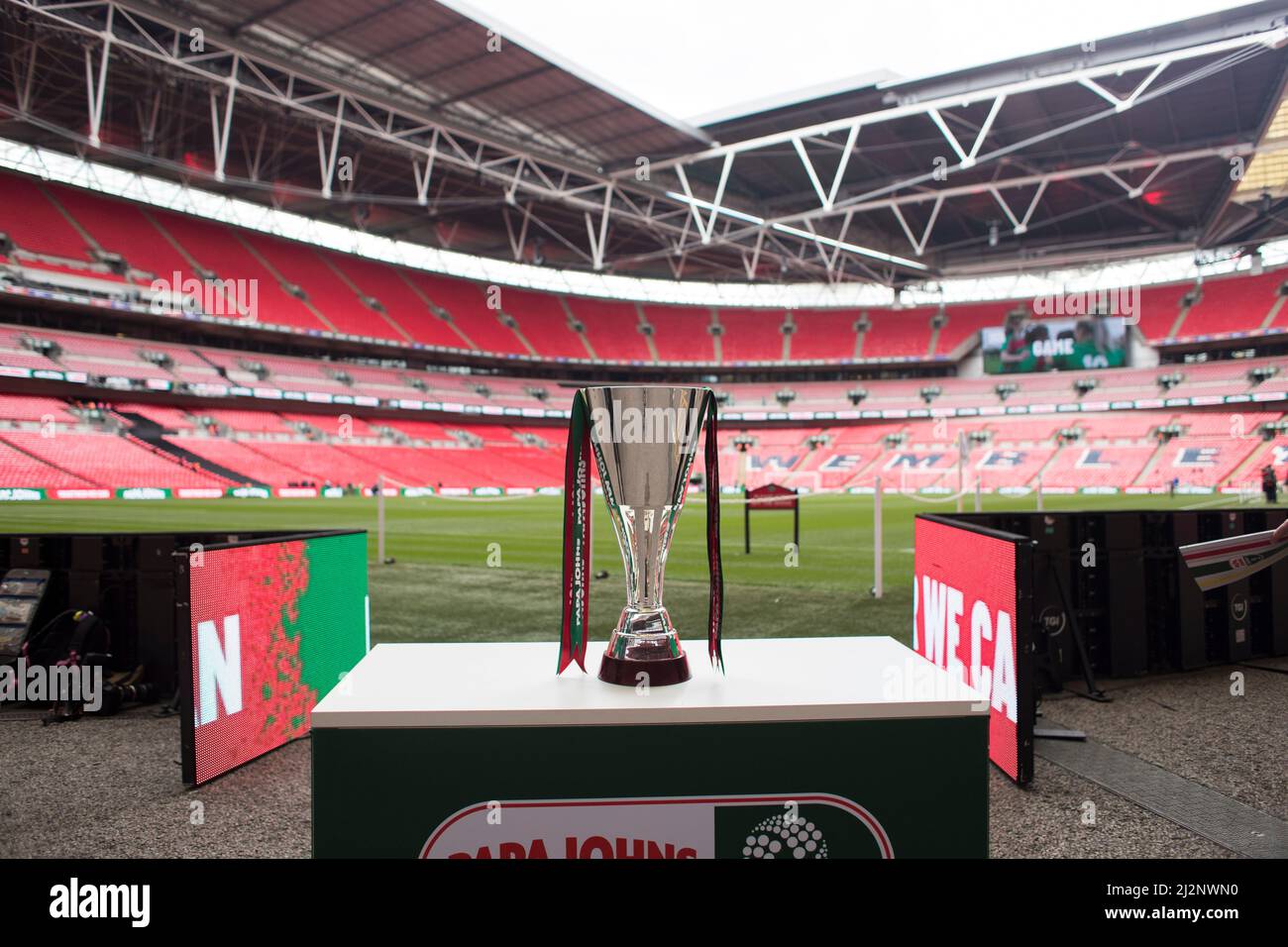 LONDON, GROSSBRITANNIEN. APR 3. Trophäe im Rahmen des Papa John Trophy Finales zwischen Sutton United und Rotherham United am Sonntag, 3.. April 2022 im Wembley Stadium, London. (Kredit: Federico Maranesi | MI Nachrichten) Kredit: MI Nachrichten & Sport /Alamy Live Nachrichten Stockfoto