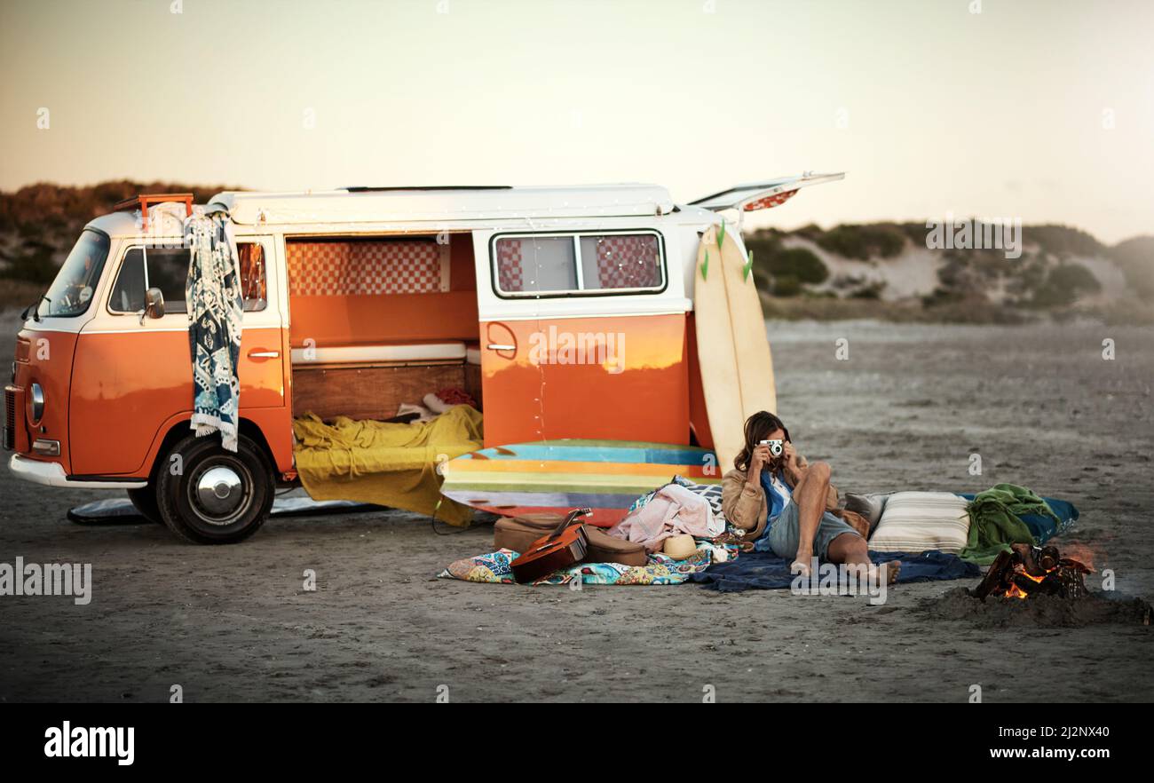 Bilder außerhalb des Rasters aufnehmen. Aufnahme eines hübschen jungen Mannes, der mit seiner alten Kamera am Strand ein Foto machte. Stockfoto Bilder außerhalb des Rasters aufnehmen. Aufnahme eines hübschen jungen Mannes, der mit seiner alten Kamera am Strand ein Foto machte. Stockfoto