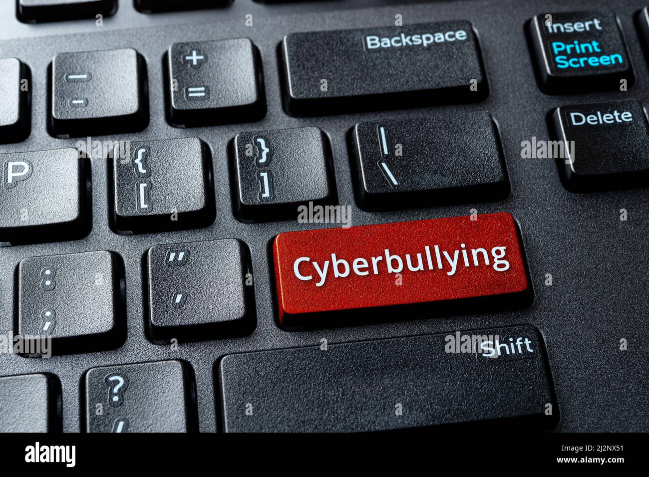 Сyberbullying Wort auf einer Computertastatur-Taste. Laptop-Schlüssel mit Nachrichten-Cybermobbing eingeben. Konzept von Mobbing, missbräuchlicher und bedrohlicher Schrift. Stockfoto