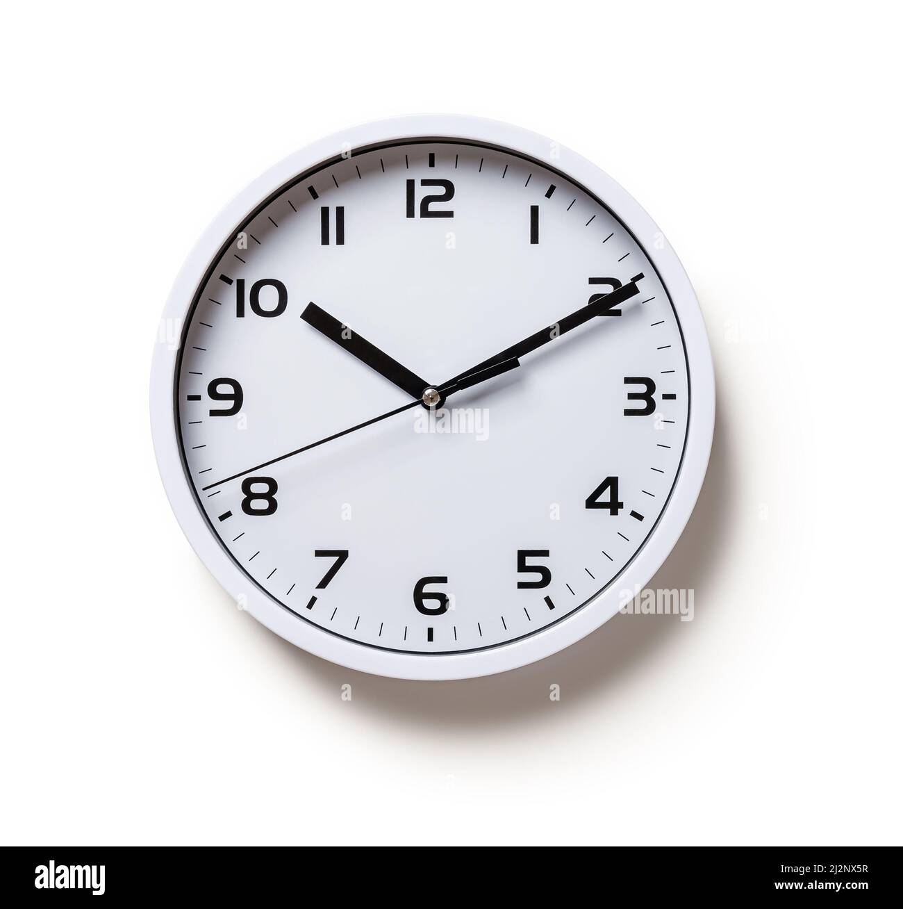 Wanduhr auf weißem Hintergrund isoliert. Runde weiße Uhr mit schwarzen Zeigern Ausschnitt. Zehn Minuten nach zehn. Zeitsteuerung, Zeitmesskonzept. Stockfoto
