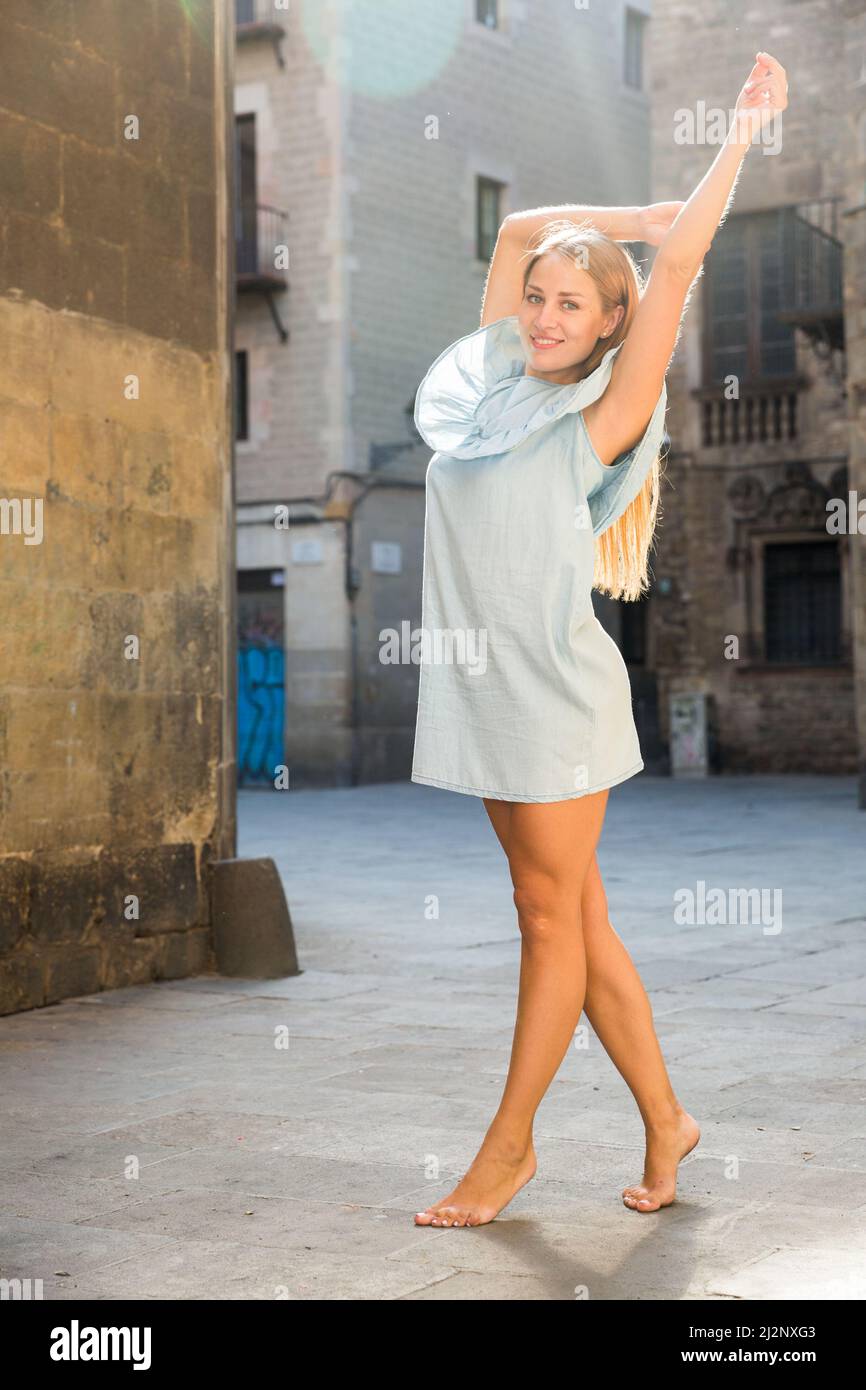 Blonde Mädchen posiert barfuß auf Barcelona Stockfoto