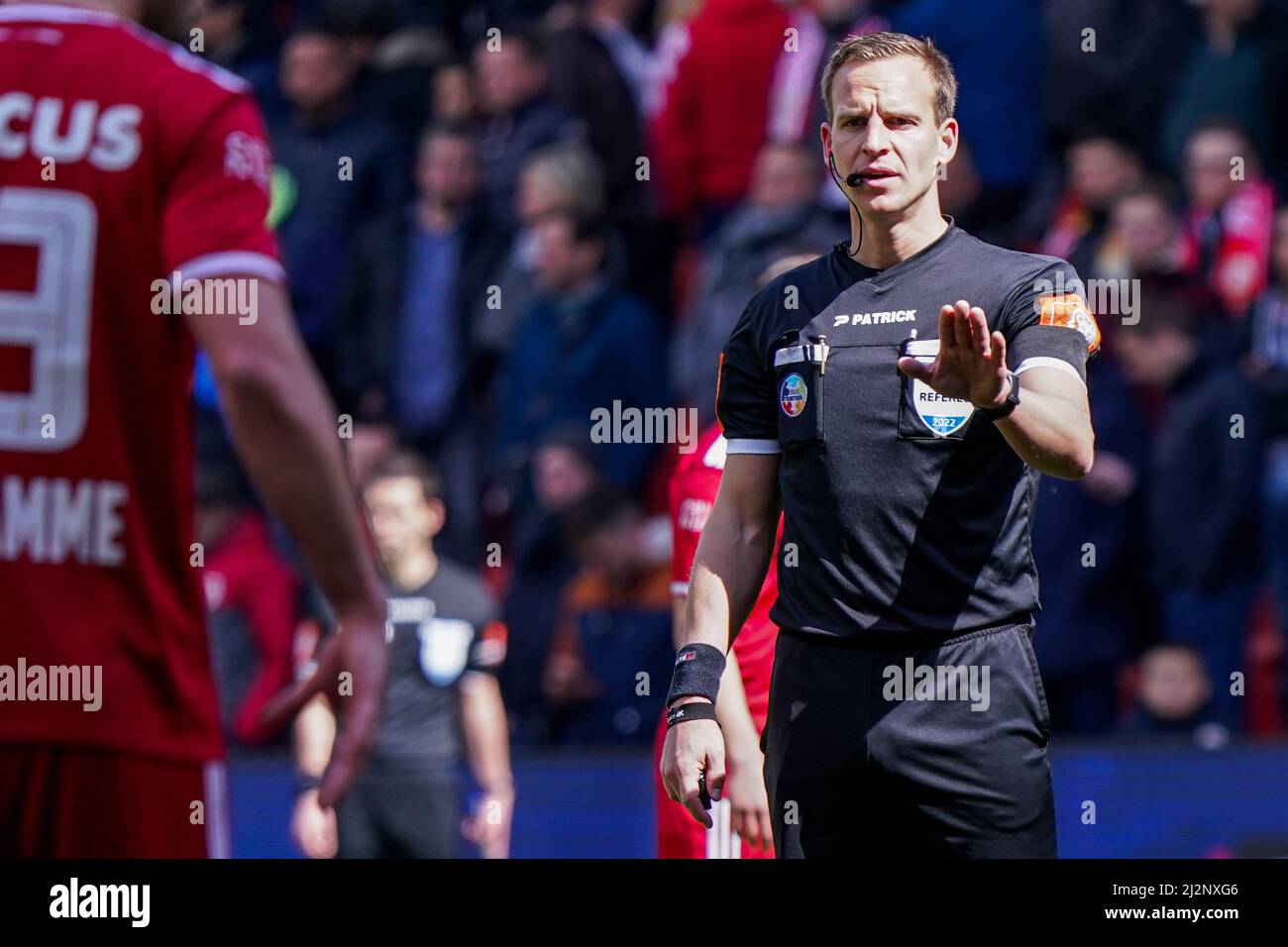 LUIK, BELGIEN - 3. APRIL: Schiedsrichter Nathan Verboomen während des Jupiler Pro League-Spiels zwischen Standard Liège und Royale Union Saint-Gilloise am 3. April 2022 in Luik, Belgien (Foto: Jeroen Meuwsen/Orange Picches) Stockfoto