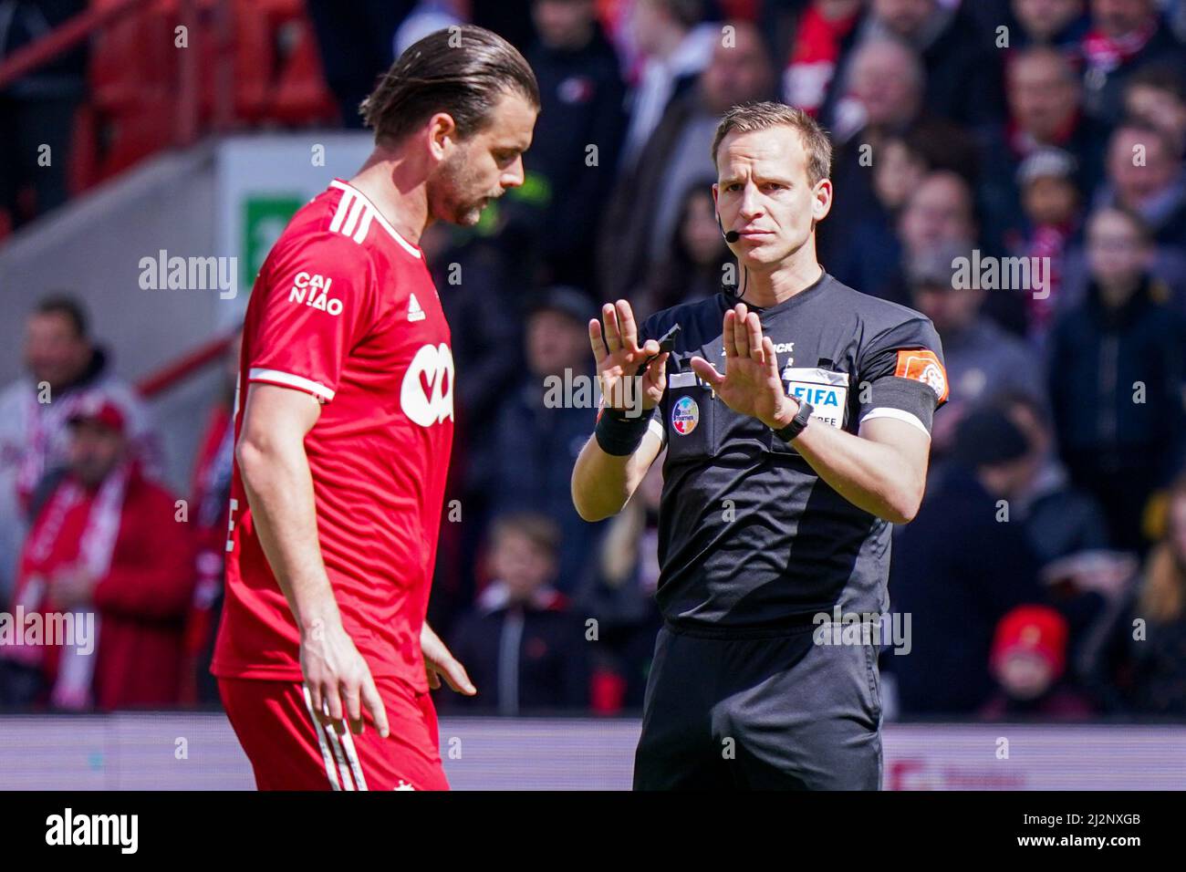 LUIK, BELGIEN - 3. APRIL: Schiedsrichter Nathan Verboomen während des Jupiler Pro League-Spiels zwischen Standard Liège und Royale Union Saint-Gilloise am 3. April 2022 in Luik, Belgien (Foto: Jeroen Meuwsen/Orange Picches) Stockfoto