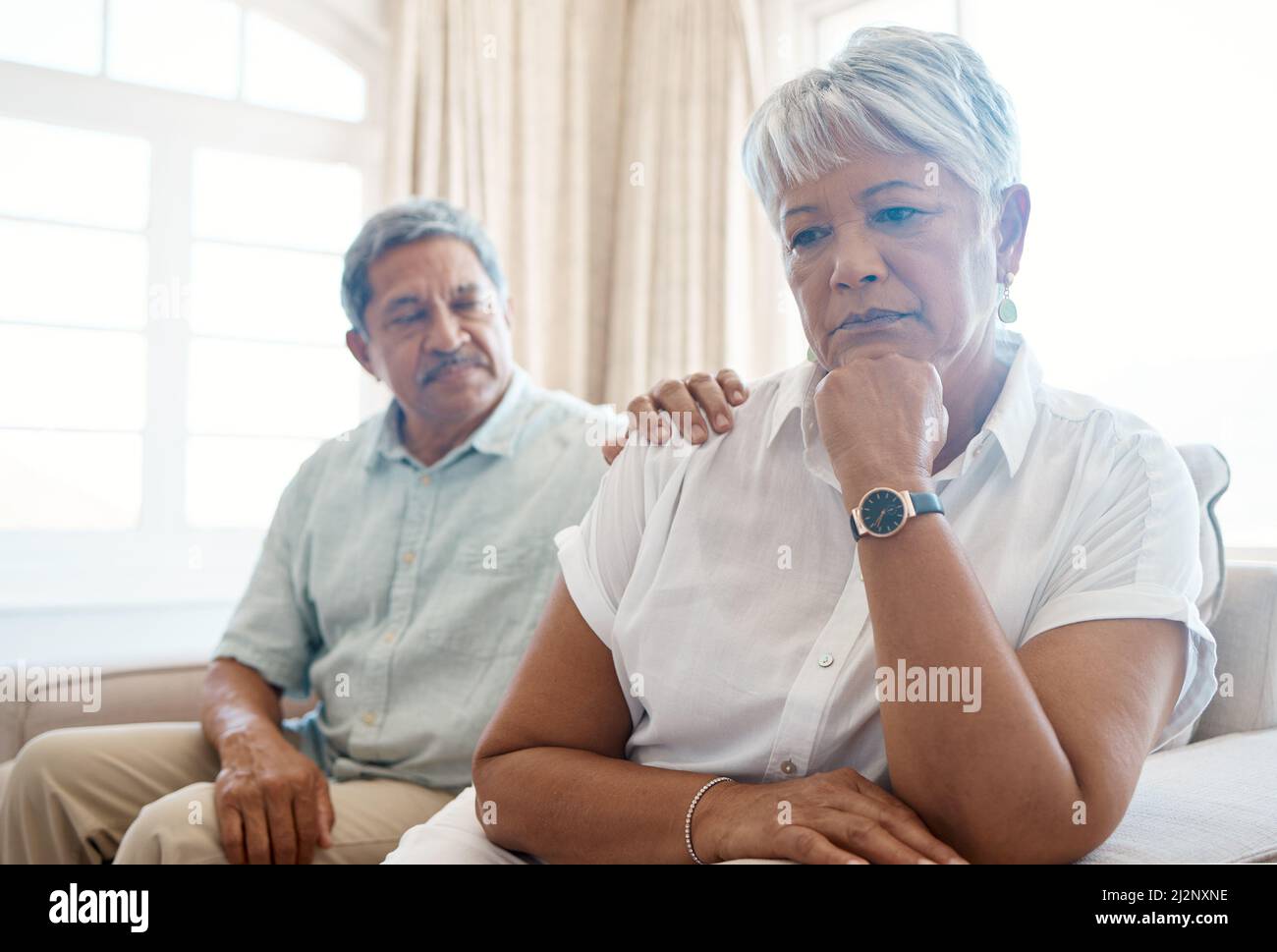 Ich bin hier, wenn Ihr mich braucht. Aufnahme eines älteren Mannes, der seine traurige Frau zu Hause tröstet. Stockfoto