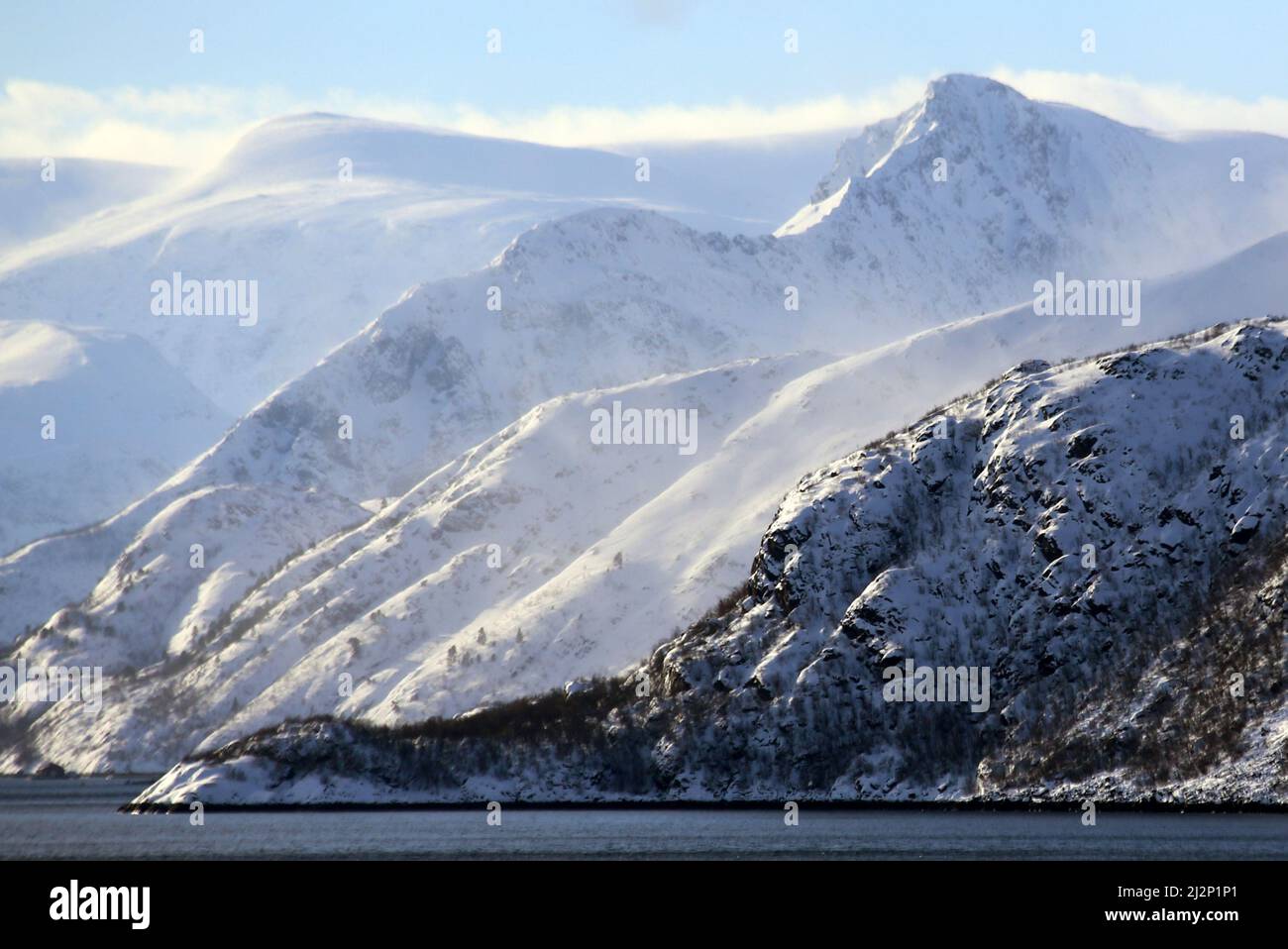 Von Alta nach Sortland - von den Bergen steigt Dunst on. Stockfoto