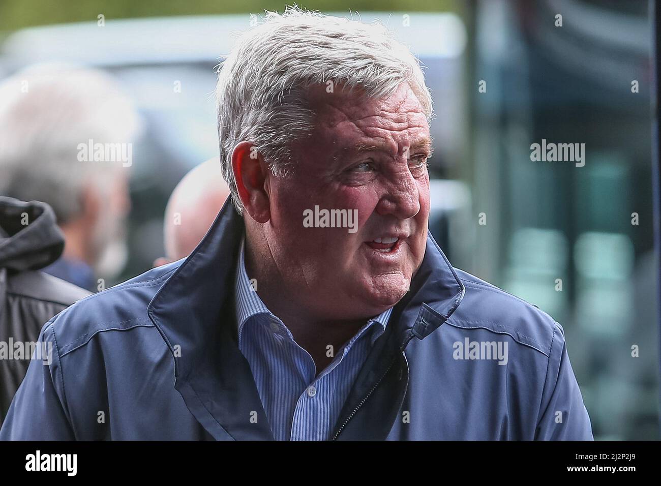 Steve Bruce, der Manager von West Bromwich Albion, kommt vor dem Start ins Spiel Stockfoto